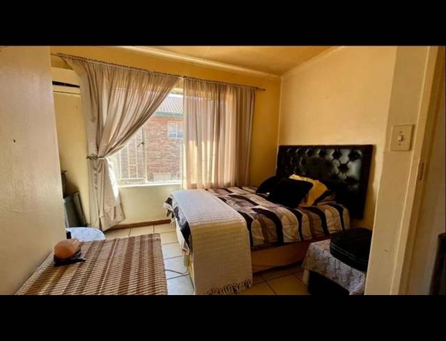 2 BEDROOM TOWNHOUSE FOR SALE IN VANDERBIJLPARK SE 3